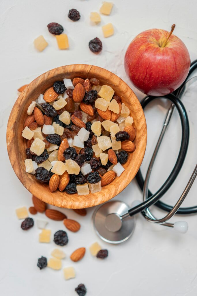 Icons showing benefits of fibermaxxing like weight loss, digestion, and heart health