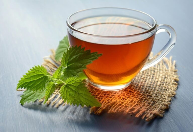 Assorted healthy drinks for weight loss on a table