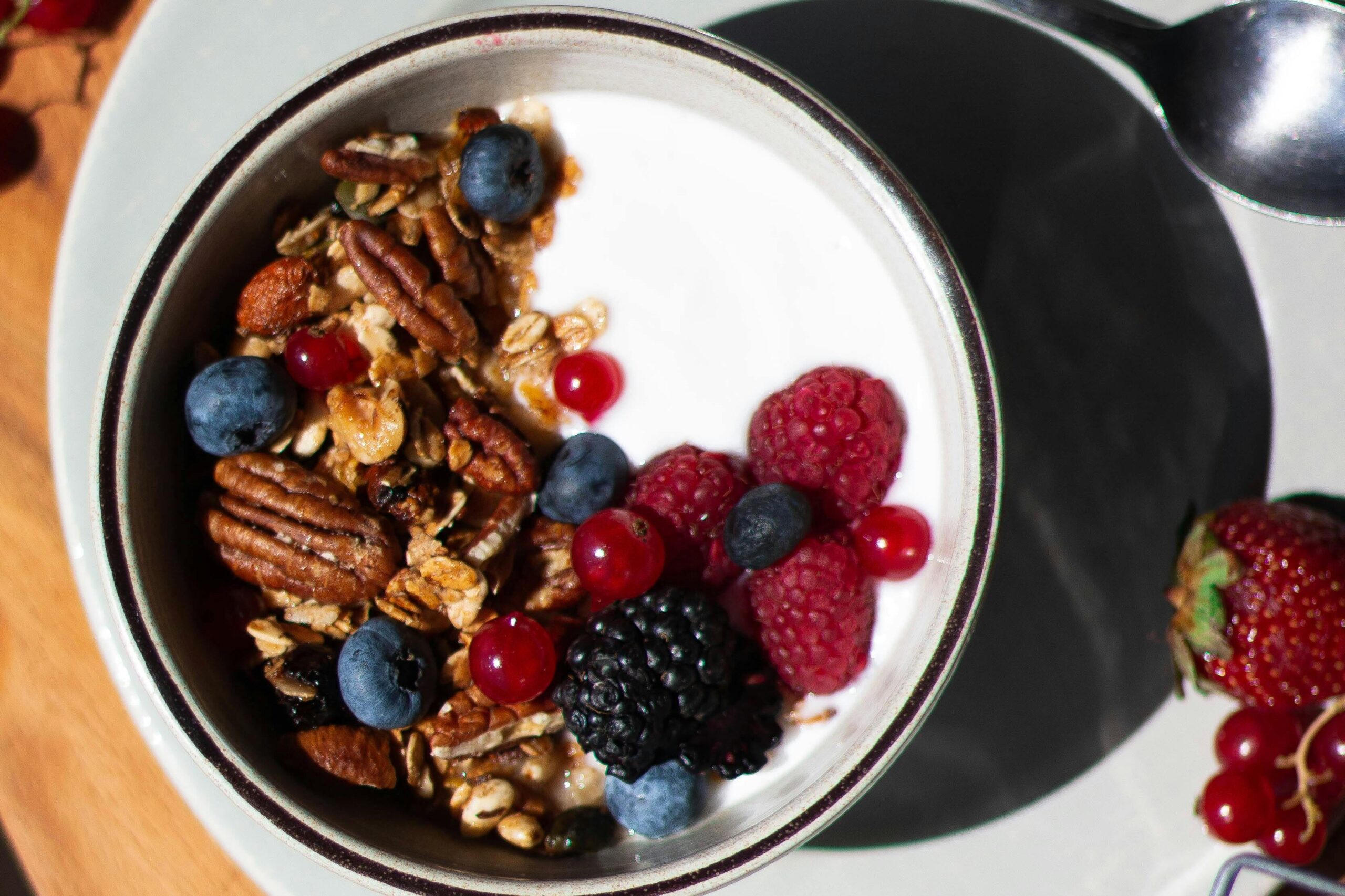 Greek yogurt with berries – best evening snacks for weight los