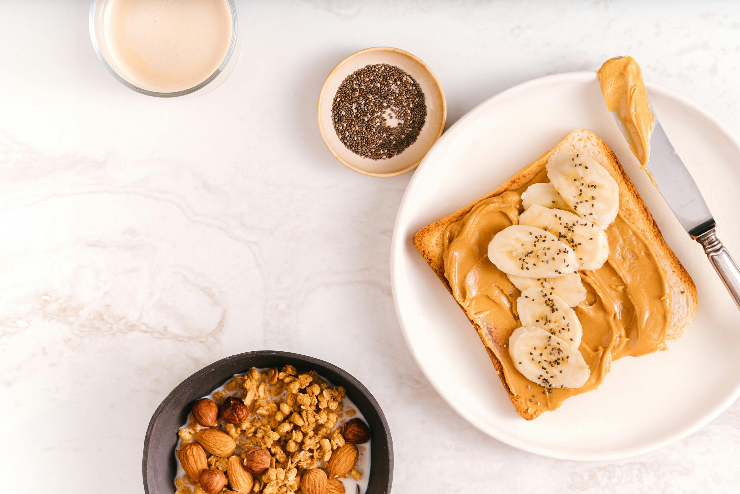 Best carbs before workout: healthy pre-workout foods including banana, oats, and toast